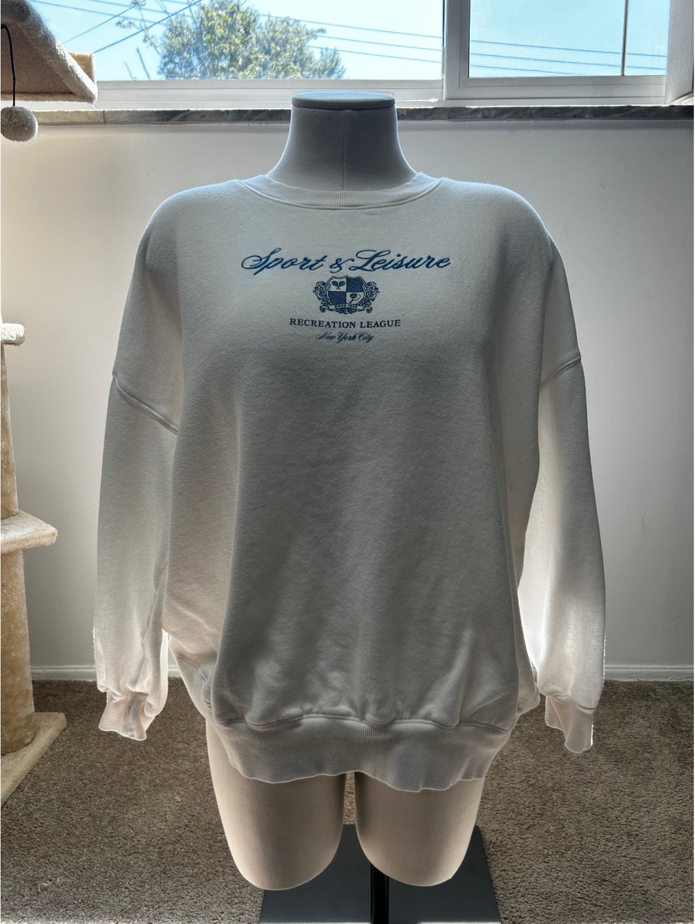 Old Navy Women's Medium White Crewneck Sweatshirt with Sport & Leisure Graphic